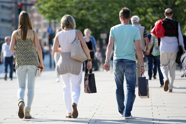 Menschen beim Einkaufen am verkaufsoffenen Sonntag in NRW