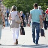 Menschen beim Einkaufen am verkaufsoffenen Sonntag in NRW