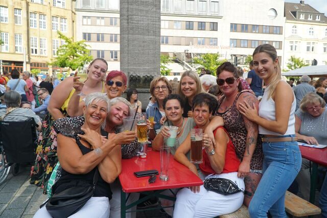 Gute Stimmung und viel Betrieb herrschte am 14. Juli 2022 beim Naschmarkt rund um den Reiterbrunnen.