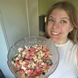 Frau mit Salatschüssel