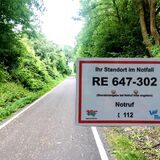 Schild eines Rettungspunkts vor einer Trasse