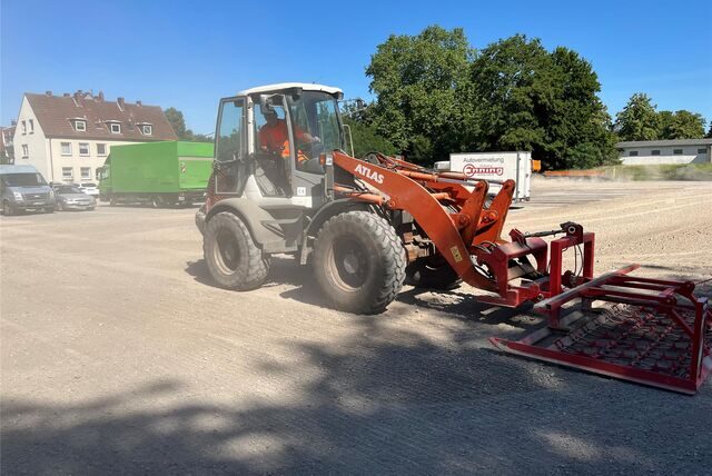 Um die großen Schlaglöcher auf dem Parkplatz im Lippetal zu beseitigen, zog Raimund Ridderskamp die Fläche glatt. Über die Staubbelastung ärgerte sich ein Anwohner.