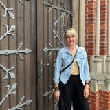 Stefanie Volmer steht vor dem Eingangstor der Liebfrauenkirche in Recklinghausen.