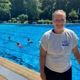 Ohne klare Ansage geht es nicht. Schwimmmeisterin Melli Krispin achtet auf die Sicherheit der Gäste im Guido-Heiland-Bad.