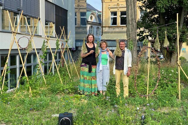 Gudrun Clausen, Karin Lukatela und Axel Schuch (v.l.) stehen im neuen Mini-Garten neben der Stadtbibliothek in Recklinghausen.