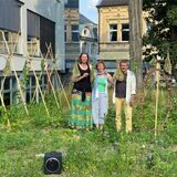 Gudrun Clausen, Karin Lukatela und Axel Schuch (v.l.) stehen im neuen Mini-Garten neben der Stadtbibliothek in Recklinghausen.