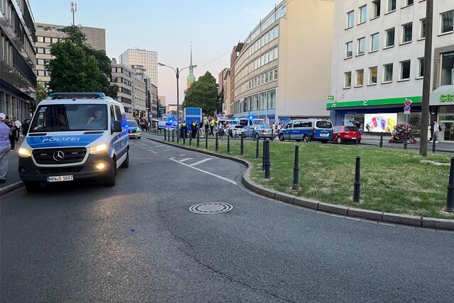Kräfte der Polizei unterstützten am Freitagabend Kräfte des Ordnungsamtes an der Dortmunder Kampstraße.