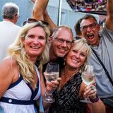 Feiernde Menschen auf dem Abendmarkt in Recklinghausen