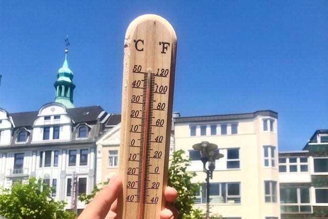 Thermometer zeigt auf dem Altstadtmarkt in Recklinghausen 40 Grad an.