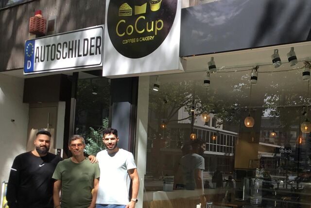 Murat Ardar, sein Sohn und Oghuzan Cona verkaufen in ihrem Cafe Kuchen und Autoschilder.