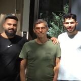 Murat Ardar, sein Sohn und Oghuzan Cona verkaufen in ihrem Cafe Kuchen und Autoschilder.