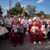 Gruppenbild mit Schützen des Bürgerschützenvereins Waltrop und Bewohnerinnen und Angestellten des Waltroper Altenheims St. Peter.