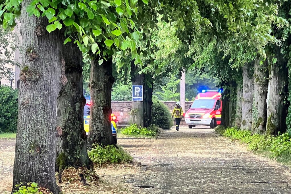 Feuerwehr und Polizei inspizierten kurz auch den Friedhof an der Wittener Straße zwischen Castrop, Obercastrop und Merklinde. Aber Sie fanden keinen Rauch mehr vor. Feuerwehr und Polizei inspizierten kurz auch den Friedhof an der Wittener Straße zwischen Castrop, Obercastrop und Merklinde. Aber Sie fanden keinen Rauch mehr vor.