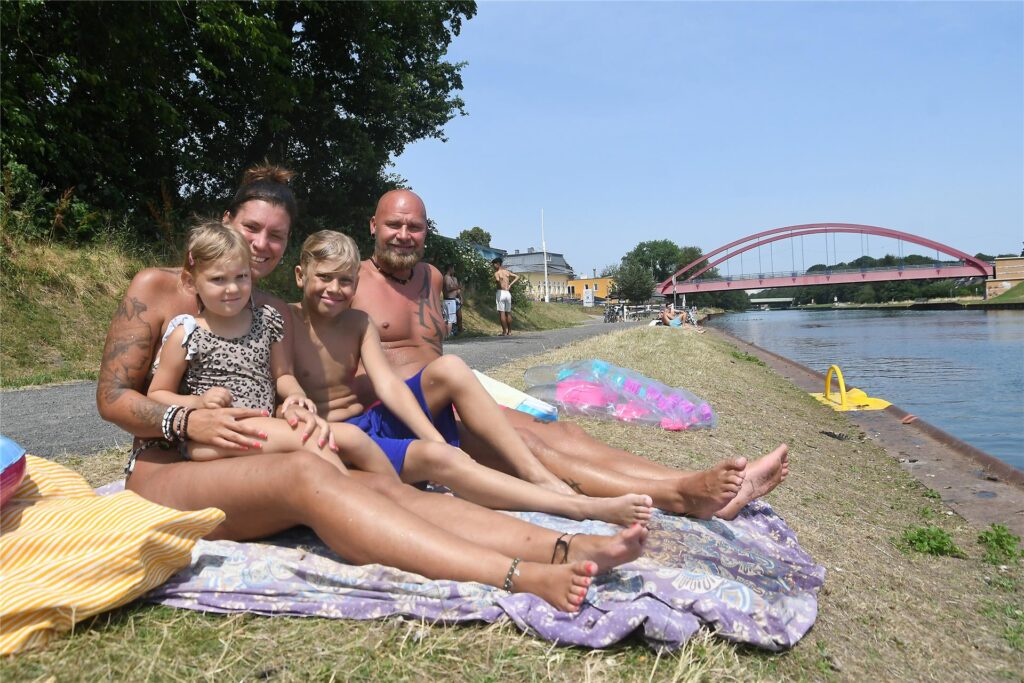 Sonntags am Rhein-Herne-Kanal in Henrichenburg: Melanie, Malea, Lio und Björn (v.l.) genießen die Ruhe und Sonne bei über 30 Grad. Sonntags am Rhein-Herne-Kanal in Henrichenburg: Melanie, Malea, Lio und Björn (v.l.) genießen die Ruhe und Sonne bei über 30 Grad.