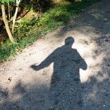 Der Schatten eines Erwachsenen ist auf dem Boden zu sehen.