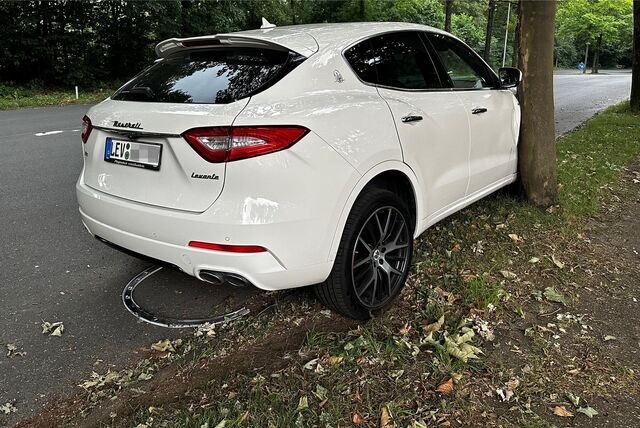 Der weiße Maserati ist durch einen Unfall in Dorsten so beschädigt worden, dass ein hoher Schaden entstanden ist.