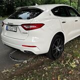 Der weiße Maserati ist durch einen Unfall in Dorsten so beschädigt worden, dass ein hoher Schaden entstanden ist.