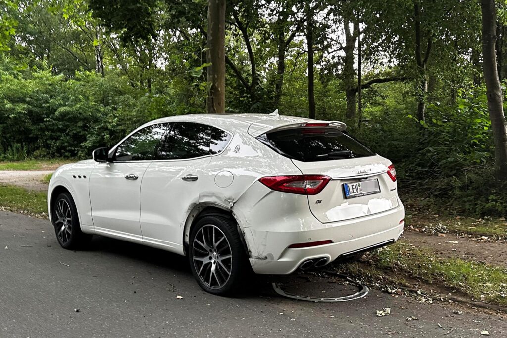Die hintere Kotflügel auf der Beifahrerseite des Maseratis ist durch den Zusammenprall mit einem anderen Auto ebenfalls beschädigt worden. Die hintere Kotflügel auf der Beifahrerseite des Maseratis ist durch den Zusammenprall mit einem anderen Auto ebenfalls beschädigt worden.