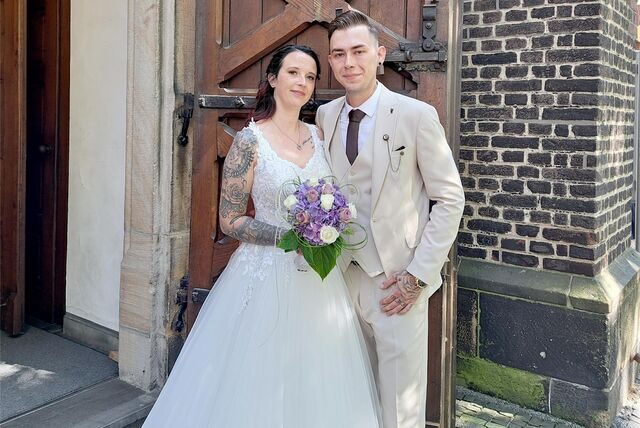 Kim und Robin Kokol stehen vor der St.Antonius-Kirche.