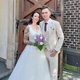 Kim und Robin Kokol stehen vor der St.Antonius-Kirche.