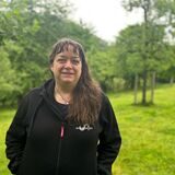 Streuobst-Pädagogin Michaela Scheideler steht auf einer Streuobstwiese.