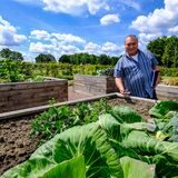 Franz-Josef Krakowiak steht an einem Hochbeet im Emscherland.