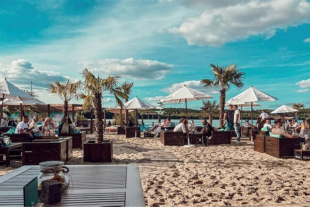 Beach-Bar am Halterner Silbersee mit Palmen