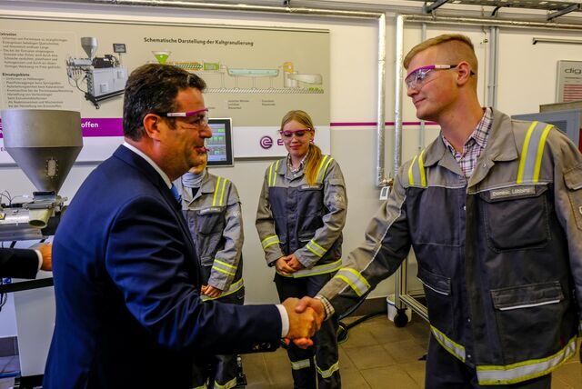 Für Gespräche mit Dominic Löbbing (19) aus Dorsten und anderen Auszubildenden nimmt sich Bundesarbeitsminister Hubertus Heil Zeit.