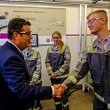 Für Gespräche mit Dominic Löbbing (19) aus Dorsten und anderen Auszubildenden nimmt sich Bundesarbeitsminister Hubertus Heil Zeit.