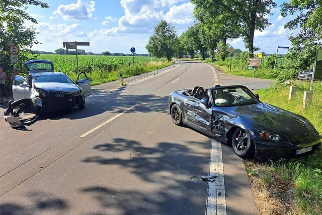 Nach diesem Unfall auf der Feldstraße mussten beide Autos abgeschleppt werden.