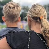 Eine Mutter mit ihrem Sohn auf dem Arm.