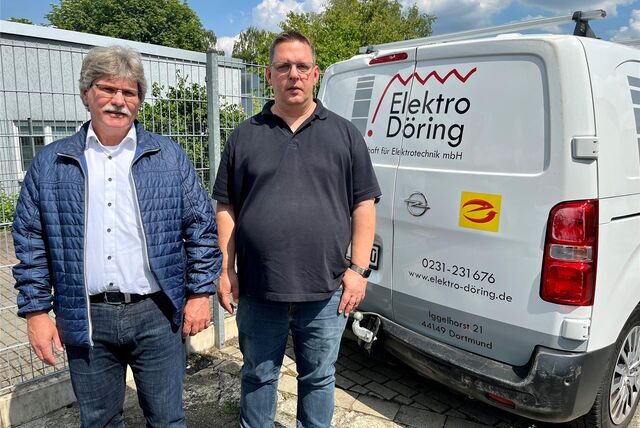 Volker Conradi (l.), Obermeister der Innung für Elektrotechnik Dortmund und Lünen, mit Frank Cofala, Geschäftsführer der Firma Elektro Döring aus Dorstfeld. Im Hintergrund ist das gestohlene Firmenfahrzeug zu sehen, das mittlerweile wieder auf dem Firmengelände steht. Cofala geht von einem Totalschaden aus.