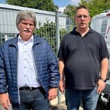 Volker Conradi (l.), Obermeister der Innung für Elektrotechnik Dortmund und Lünen, mit Frank Cofala, Geschäftsführer der Firma Elektro Döring aus Dorstfeld. Im Hintergrund ist das gestohlene Firmenfahrzeug zu sehen, das mittlerweile wieder auf dem Firmengelände steht. Cofala geht von einem Totalschaden aus.