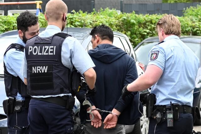 Nach einer blutigen Messerattacke in Dorsten ist der Täter noch vor Ort von der Polizei festgenommen worden.