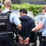 Nach einer blutigen Messerattacke in Dorsten ist der Täter noch vor Ort von der Polizei festgenommen worden.