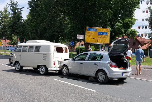 Bei einem Unfall in Dorsten ist ein historischer VW-Bus beschädigt worden.