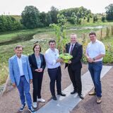 Eine Rebe für den Weinberg: Bundesminister Hubertus Heil (Mitte) pflanzte zusammen mit dem EG-Ratsvorsitzenden, Dr. Frank Dudda (links), EG-Vorständin für Personal und Nachhaltigkeit, Dr. Dorothea Voss (Zweite von links), Bodo Klimpel (Landrat des Kreises Recklinghausen, Zweiter von rechts) und Rajko Kravanja (Bürgermeister der Stadt Castrop-Rauxel, rechts) eine Rebe am künftigen Weinberg im Natur- und Wasser-Erlebnis-Park.
