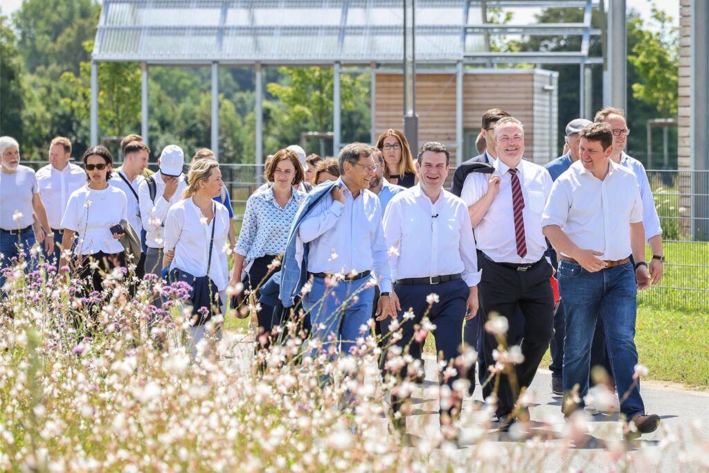 Hubertus Heil und seine Mitreisenden beim Rundgang durch den Natur- und Wasser-Erlebnis-Park in Castrop-Rauxel. Hubertus Heil und seine Mitreisenden beim Rundgang durch den Natur- und Wasser-Erlebnis-Park in Castrop-Rauxel.