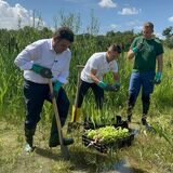 Hubertus Heil (l, SPD), Bundesminister für Arbeit und Soziales, besichtigt bei seiner diesjährigen Sommerreise ein Renaturierungsprojekt (Emscher-Umbau und Renaturierung eines der größten Abwasserkanäle des Ruhrgebiets)