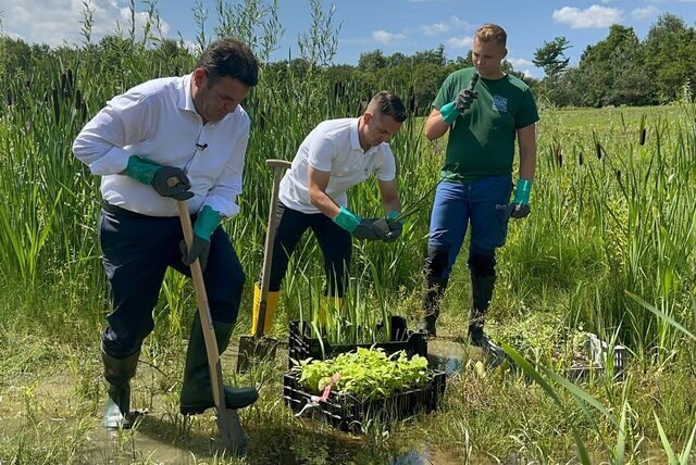 Hubertus Heil (l, SPD), Bundesminister für Arbeit und Soziales, besichtigt bei seiner diesjährigen Sommerreise ein Renaturierungsprojekt (Emscher-Umbau und Renaturierung eines der größten Abwasserkanäle des Ruhrgebiets)