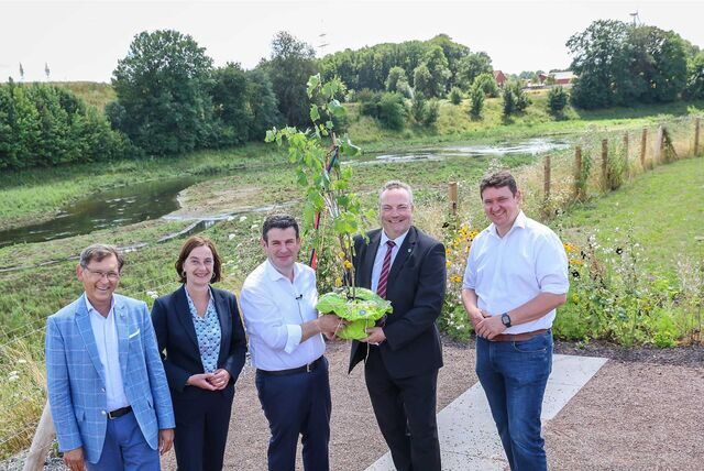 Eine Rebe für den Weinberg: Bundesminister Hubertus Heil (Mitte) pflanzte zusammen mit dem EG-Ratsvorsitzenden, Dr. Frank Dudda (links), EG-Vorständin für Personal und Nachhaltigkeit, Dr. Dorothea Voss (Zweite von links), Bodo Klimpel (Landrat des Kreises Recklinghausen, Zweiter von rechts) und Rajko Kravanja (Bürgermeister der Stadt Castrop-Rauxel, rechts) eine Rebe am künftigen Weinberg im Natur- und Wasser-Erlebnis-Park.