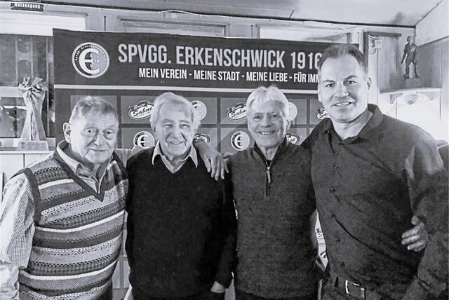 „Kalla“ Schroth (2. v. r.), hier 2019 im Kreise des aktuellen Vorsitzenden der Spvgg. Erkenschwick, Olaf May (r.), und des Ehrenpräsidenten Anton Stark (2. v. l.), war beliebt in vielen Vereinen. Der Recklinghäuser hatte dort Freunde. Links im Bild Dieter Zurawka.
