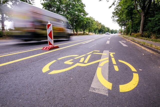 Neue Fahrbahn-Markierungen auf der Friedrich-Ebert-Straße zwischen Rietstraße und Am Stadion.