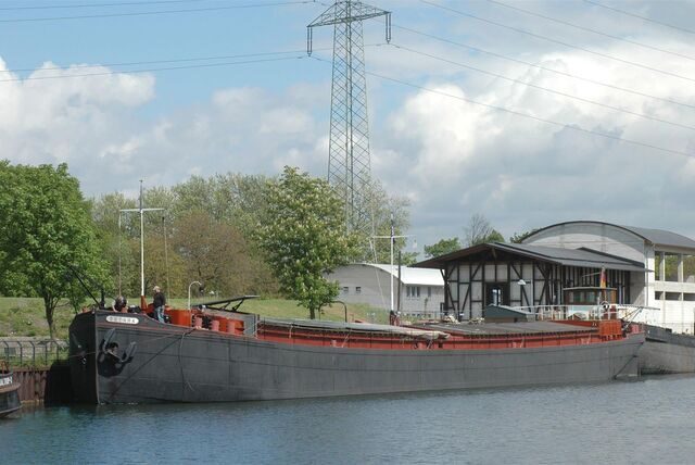 Das historische Schiff Ostara liegt vor Anker am Schiffshebewerk Henrichenburg in Waltrop.