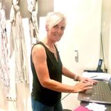 Bianca Schumann vom EWL-Concept-Store in Recklinghausen steht am Laptop.