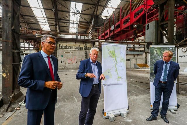 Erste Planungen: Der damalige OB Ullrich Sierau, der jetzige OB Thomas Westphal (l.) und der ehemalige Planungsdezernent Ludger Wilde (r.) bei der Vorstellung erster Pläne fürs HSP-Areal 2018.