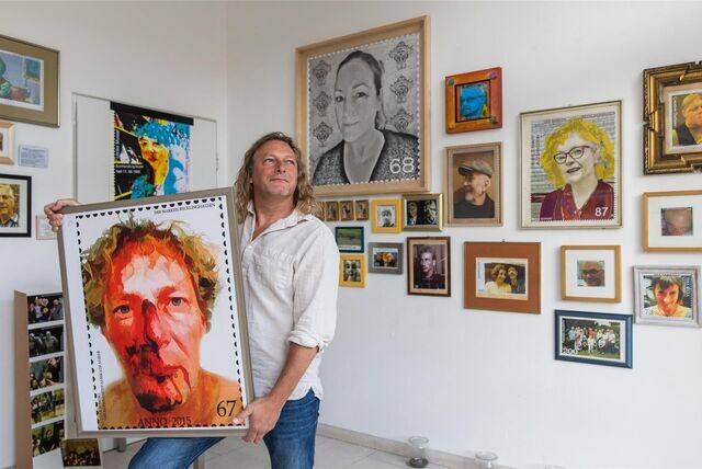 Der verstorbene Künstler Ulle Bowski aus Recklinghausen steht 2017 inmitten seiner Marken-Kunst.