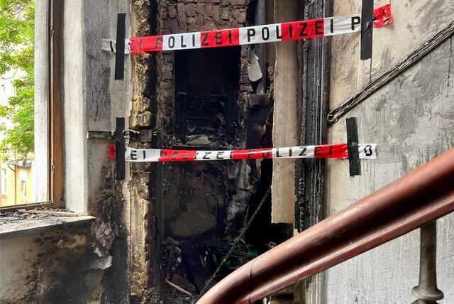 Zwei Abstellräume im Treppenhaus des Mehrfamilienhauses wurden von der Polizei mit Flatterband abgesperrt. Von hier aus hat sich das Feuer offenbar ausgebreitet.