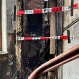 Zwei Abstellräume im Treppenhaus des Mehrfamilienhauses wurden von der Polizei mit Flatterband abgesperrt. Von hier aus hat sich das Feuer offenbar ausgebreitet.