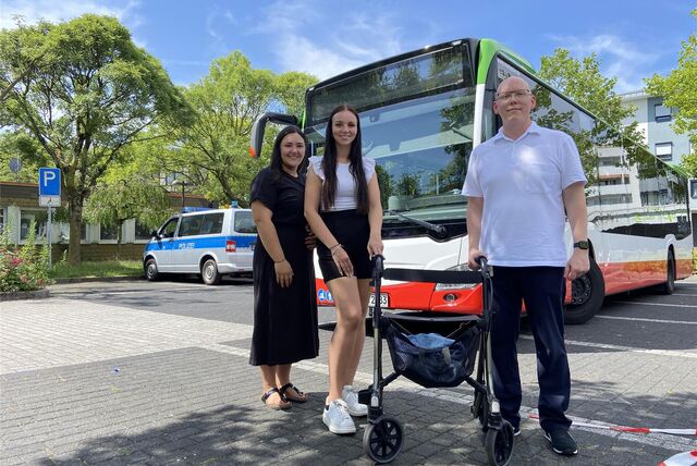 Busfahrer Sebastian Pillnick und die Auszubildenden Louisa Skupio (m.) und Tamia Hetz von der Vestischen beim Rollator-Training in Oer-Erkenschwick.